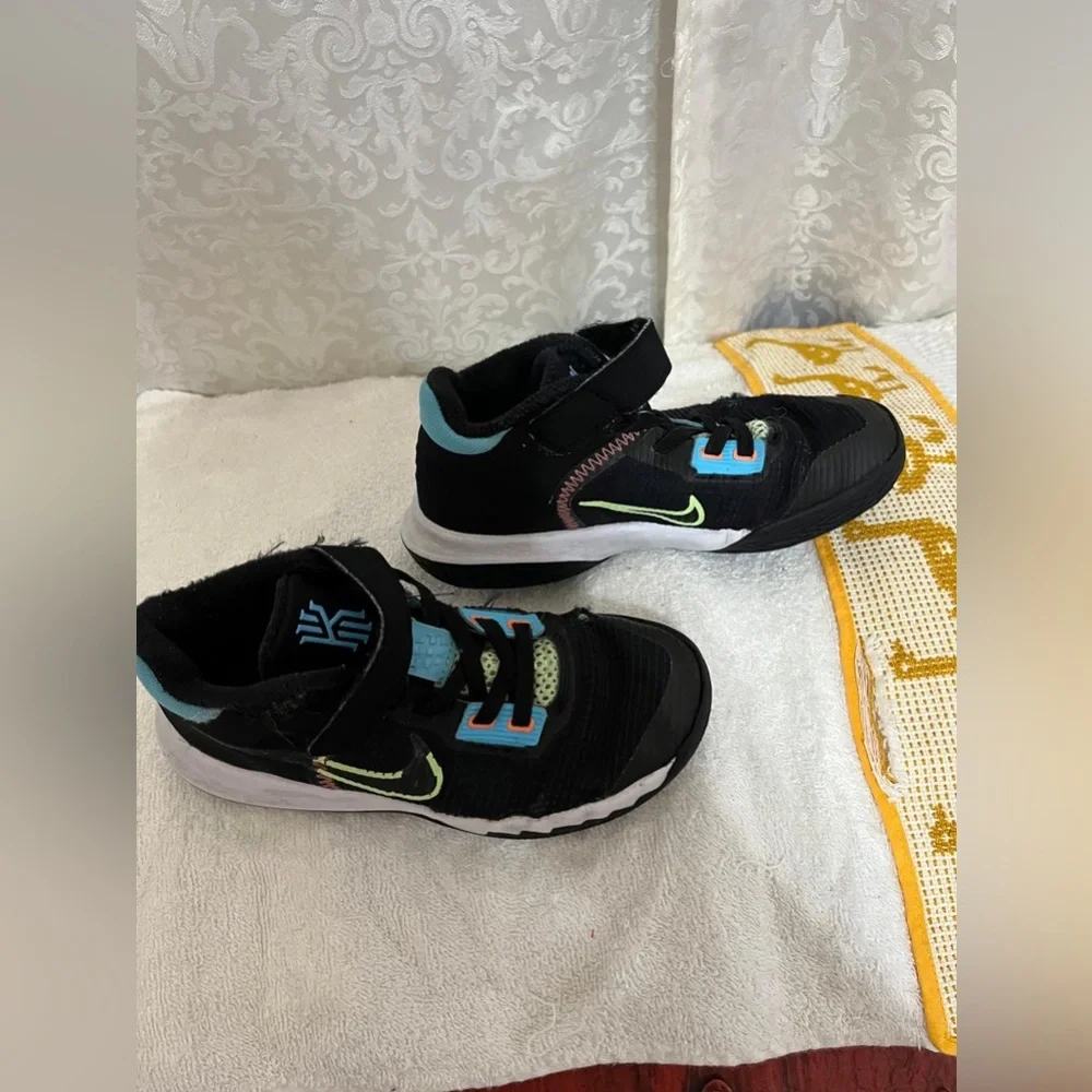 (46) Nike Kids Black and Blue Athletic Shoes 13C